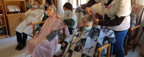 Servicio de peluquera a la comunidad de Hermanas Adoratrices